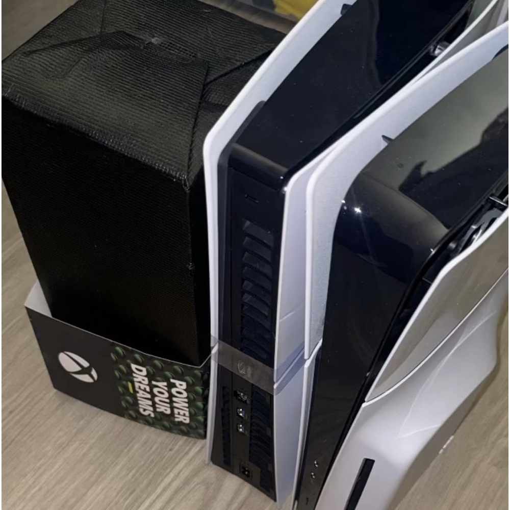 2 Ps5 slim (has one controller each), Xbox XS (no controllers)